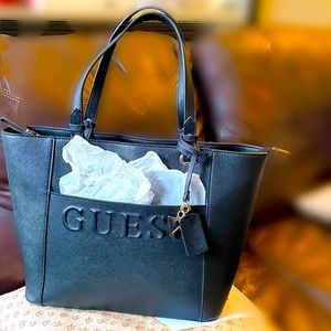 Beautiful Guess large tote by Paul Marciano 💕